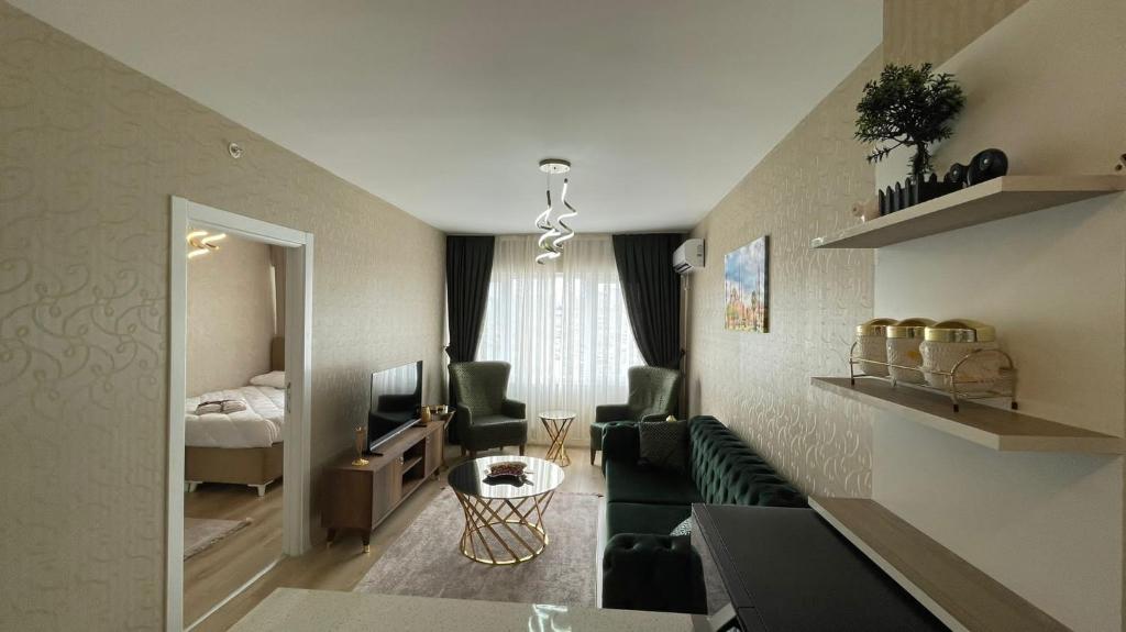 ein Wohnzimmer mit Sofa und ein Schlafzimmer in der Unterkunft Luxe Suite AI3 in Esenyurt