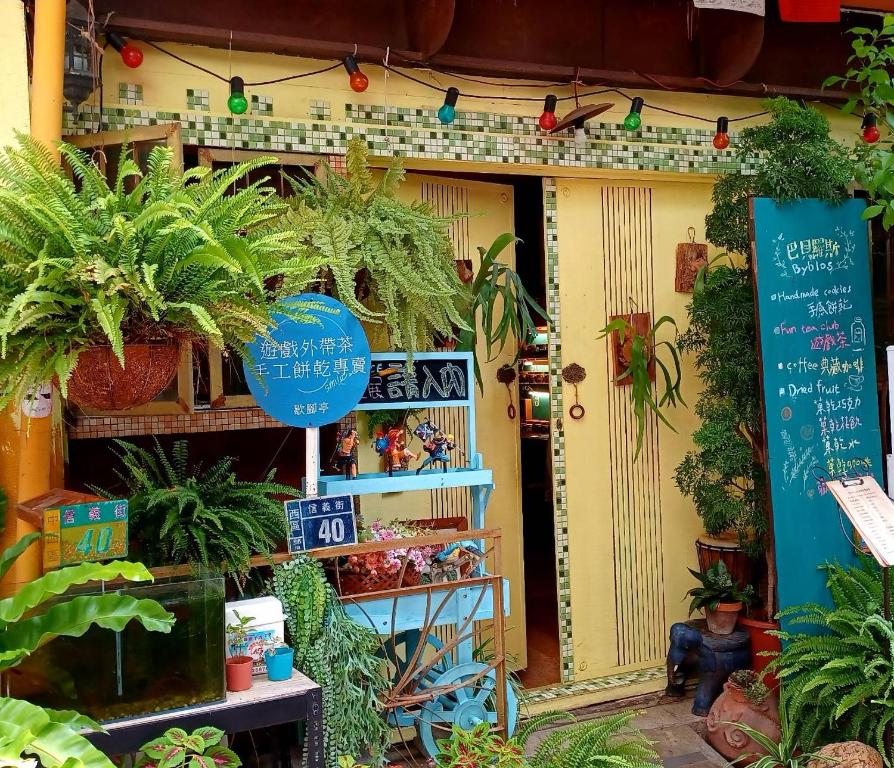 Green House في تاى نان: يوجد متجر بالنباتات و أمامه لافتة