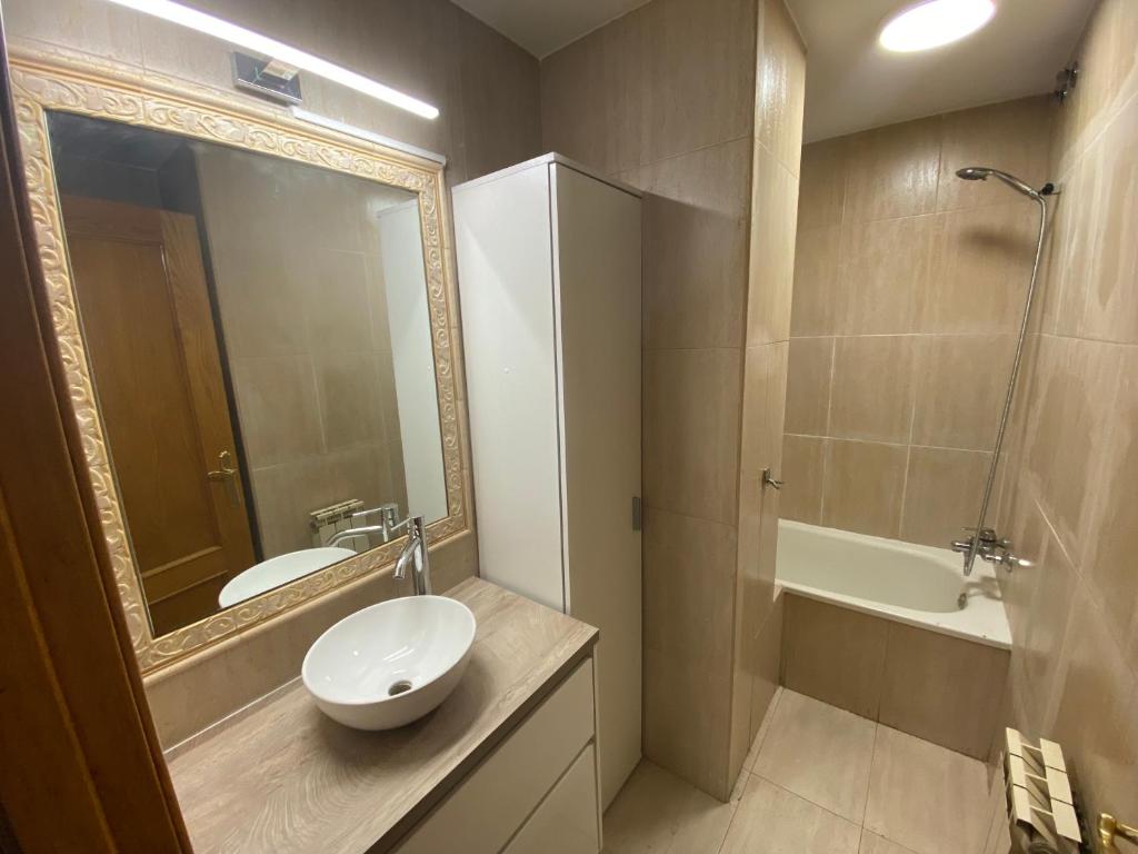 Koupelna v ubytování ACOGEDOR PISO EN SORT CON PISCINA