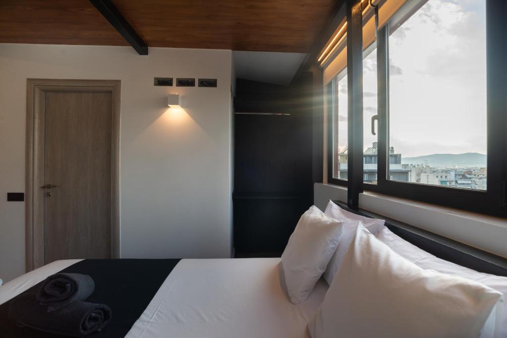Posteľ alebo postele v izbe v ubytovaní Private Jacuzzi & Acropolis View - The Urban Loft