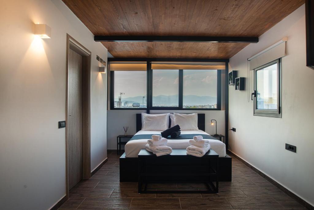 Posteľ alebo postele v izbe v ubytovaní Private Jacuzzi & Acropolis View - The Urban Loft