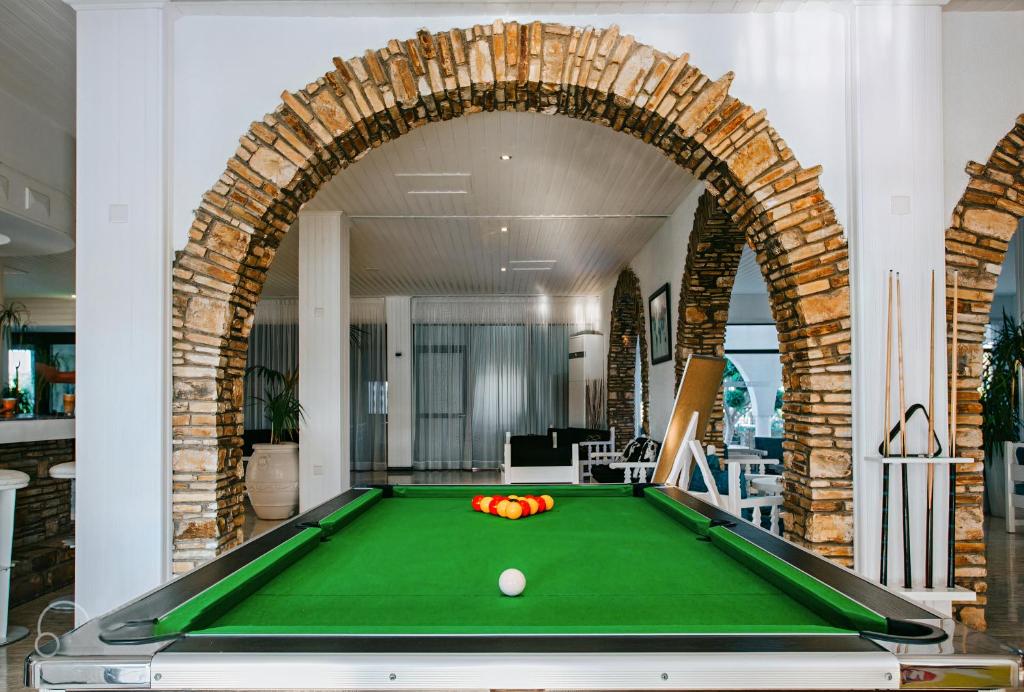 Biliár nebo kulečník v ubytování Sveltos Hotel