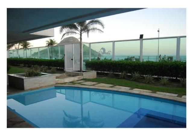 a swimming pool in a building with a view of the ocean at Paraíso à sua Porta Ap Luxuoso Prédio Frontal Mar in Rio de Janeiro