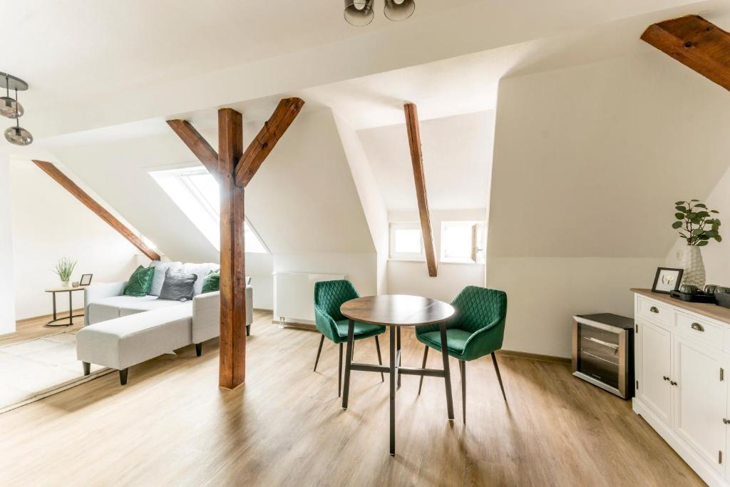 Suite Appartements Da Giovanni في Gladenbach: غرفة مع طاولة وكراسي وغرفة معيشة