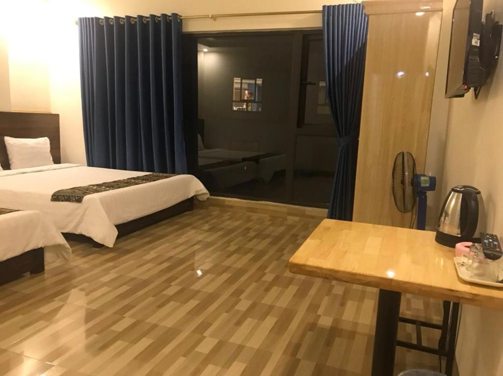 een hotelkamer met een bed en een badkamer bij Minh Anh House in Sa Pa