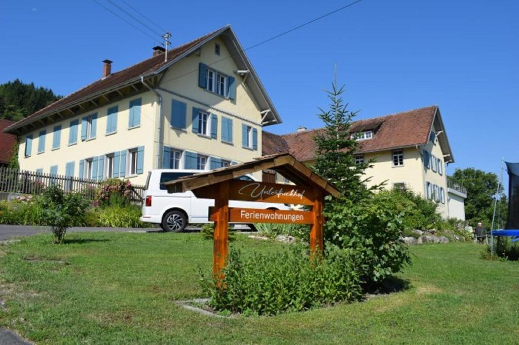 ein Schild in einem Hof vor einem Haus in der Unterkunft Unterfrickhof in Owingen