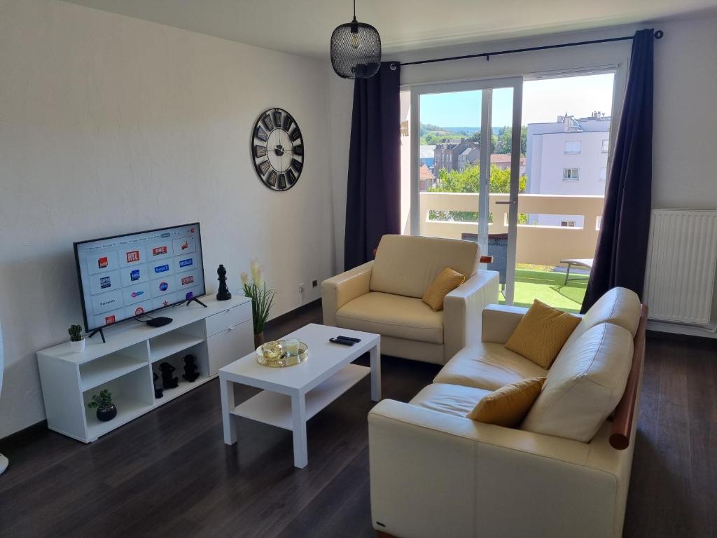 Televízia a/alebo spoločenská miestnosť v ubytovaní Bel appartement 2 chambres ,résidence privée
