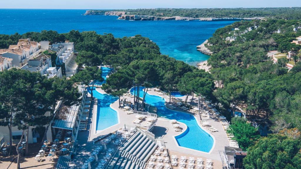 Vista sulla piscina di Iberostar Club Cala Barca All Inclusive o su una piscina nei dintorni