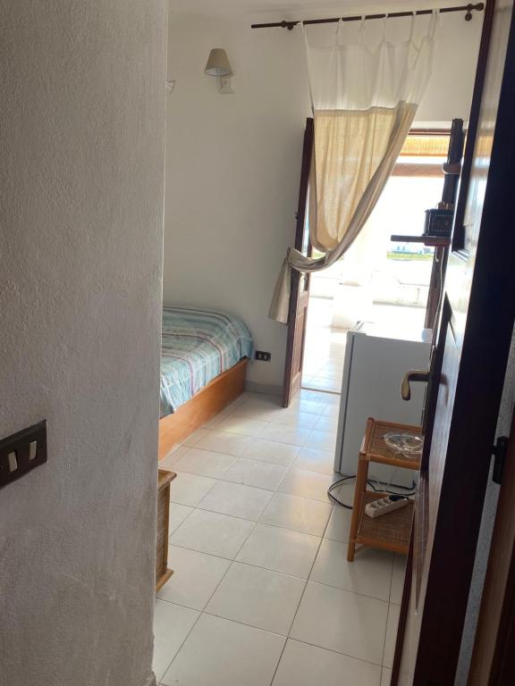 Postel nebo postele na pokoji v ubytování Vacanze Salina camera matrimoniale con terrazzo