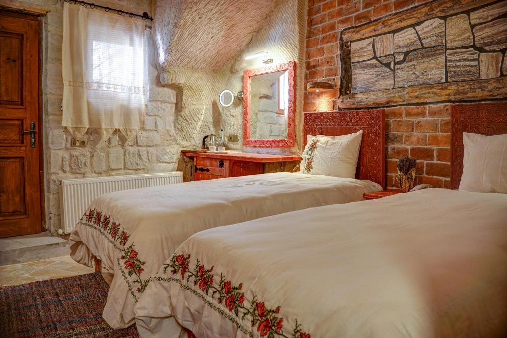 Postel nebo postele na pokoji v ubytování Aşk-ı Nare Cave Hotel - Swimming Pool & SPA