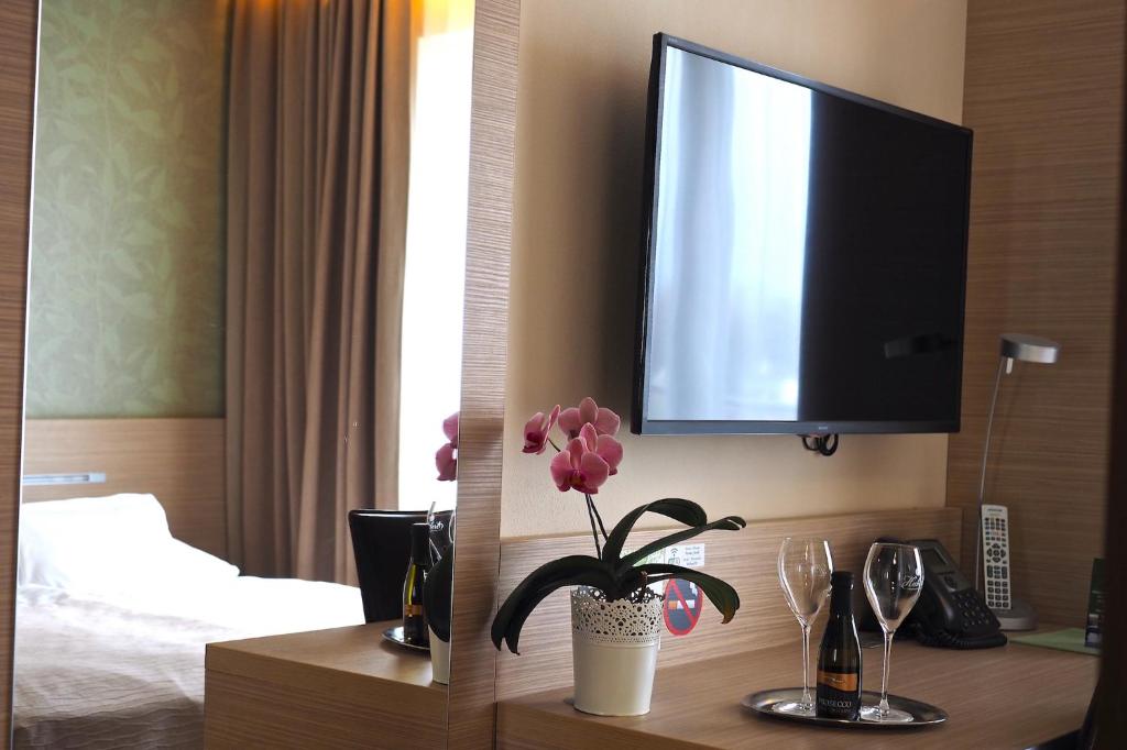 Televízia a/alebo spoločenská miestnosť v ubytovaní Hotel Ponteo - Activity Park