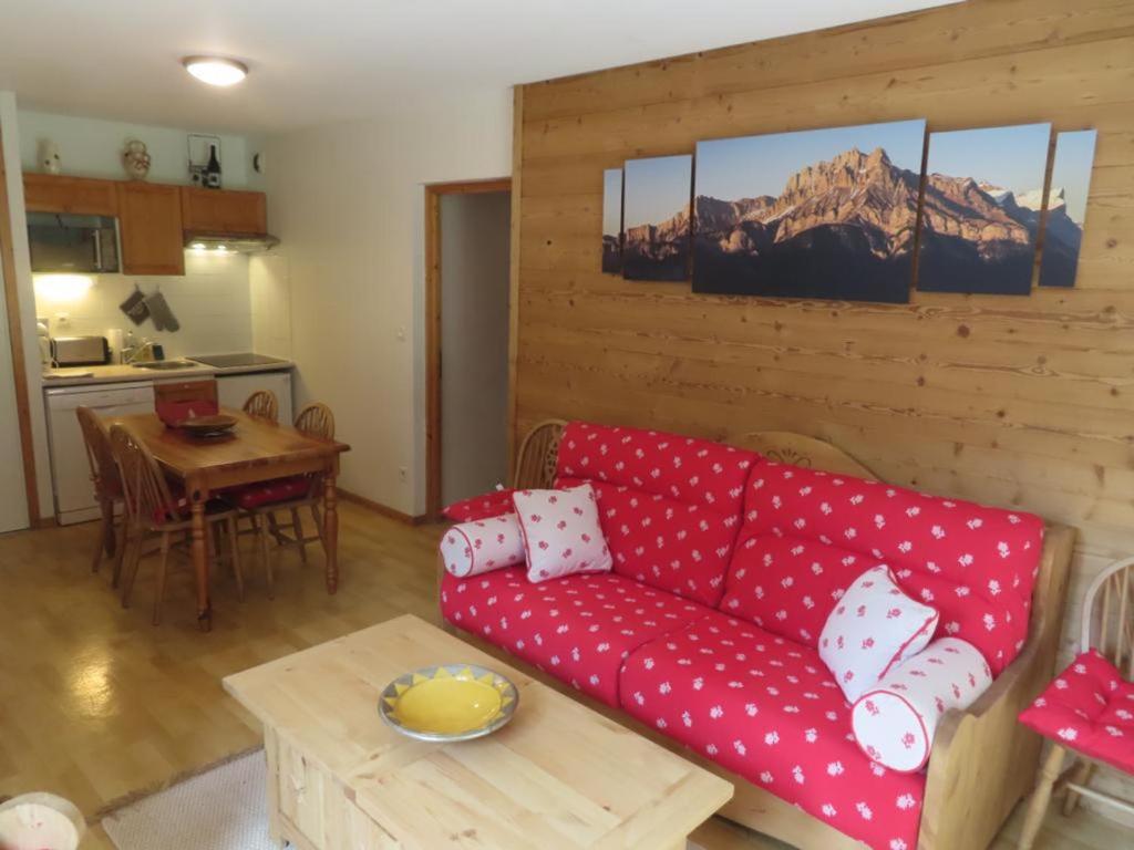 een woonkamer met een rode bank en een tafel bij Appartement Samoëns, 3 pièces, 6 personnes - FR-1-629-106 in Samoëns