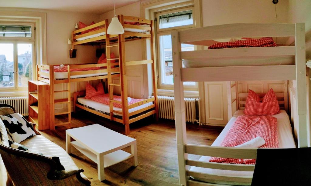 Postel nebo postele na pokoji v ubytování Adventure Hostel Interlaken