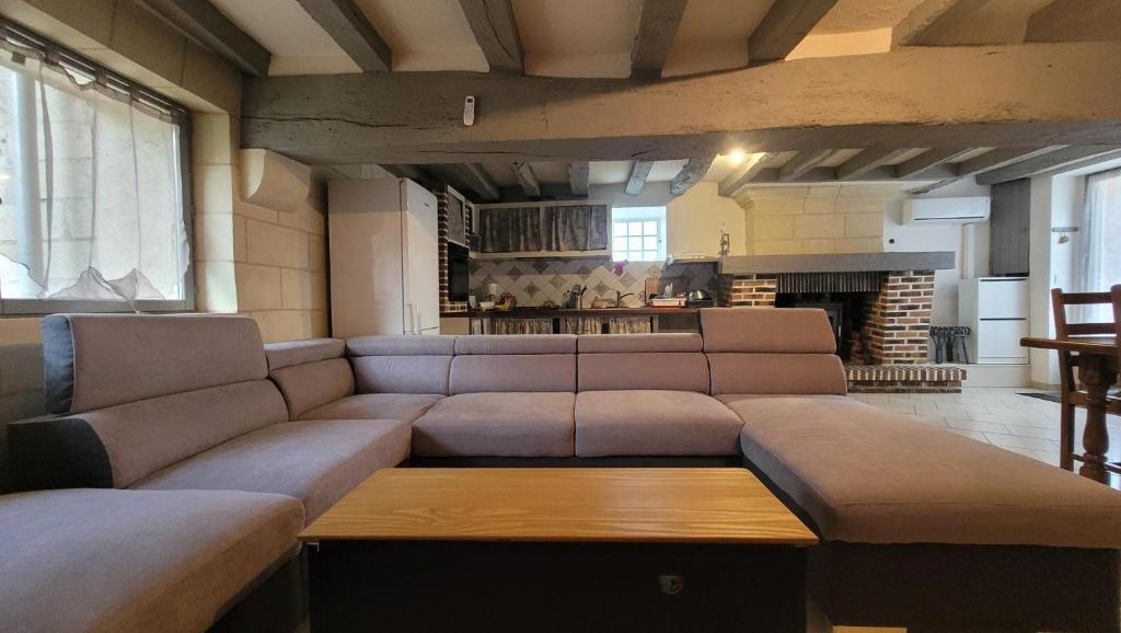 - un salon avec un canapé et une cheminée dans l'établissement Votre maison en Touraine, à Chissay-en-Touraine