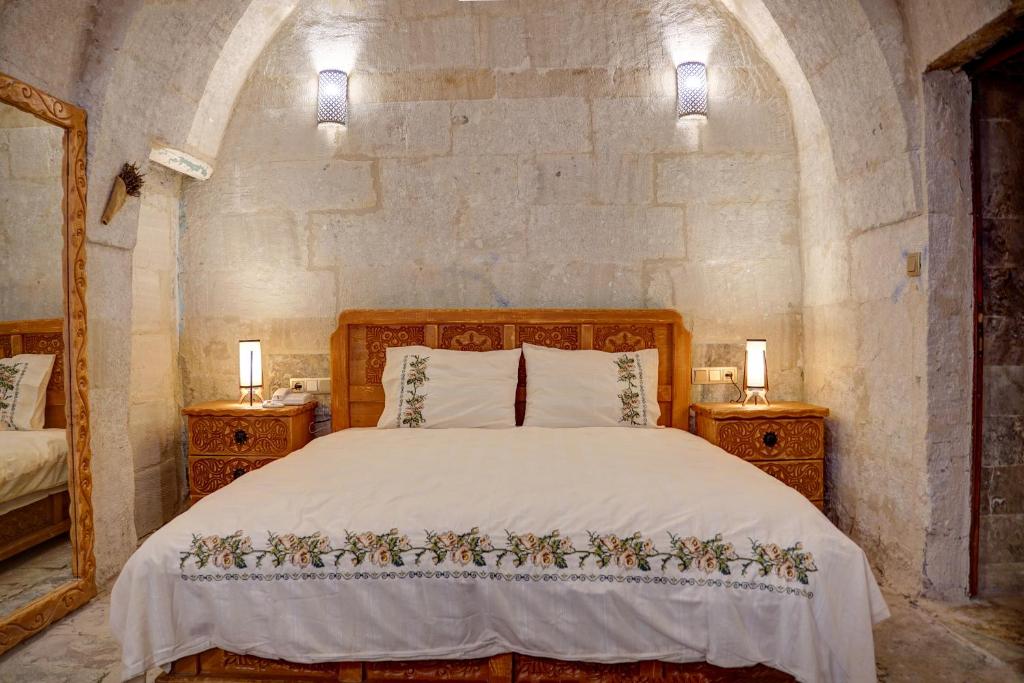 Postel nebo postele na pokoji v ubytování Aşk-ı Nare Cave Hotel - Swimming Pool & SPA