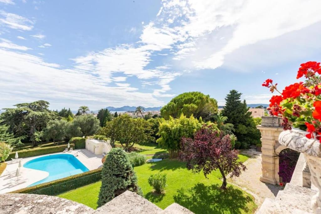 ein Grundstück mit einem Pool und einem Garten in der Unterkunft Superbe 3 pièces avec piscine et tennis in Cannes