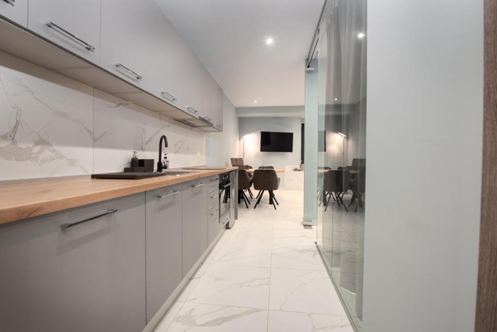 Kuchyňa alebo kuchynka v ubytovaní Sea & City LUXURY SUITE