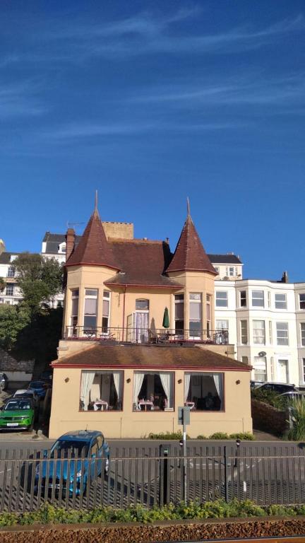 una casa grande frente a un edificio en Ocean's, en Dawlish