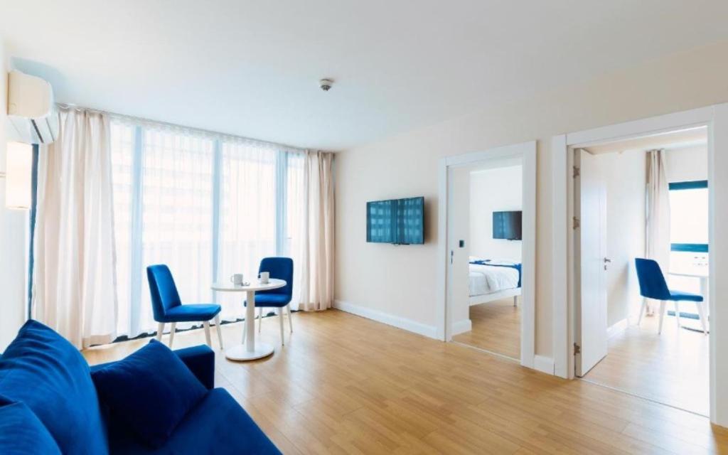 TV a/nebo společenská místnost v ubytování Come a Lot Aparthotel Batumi