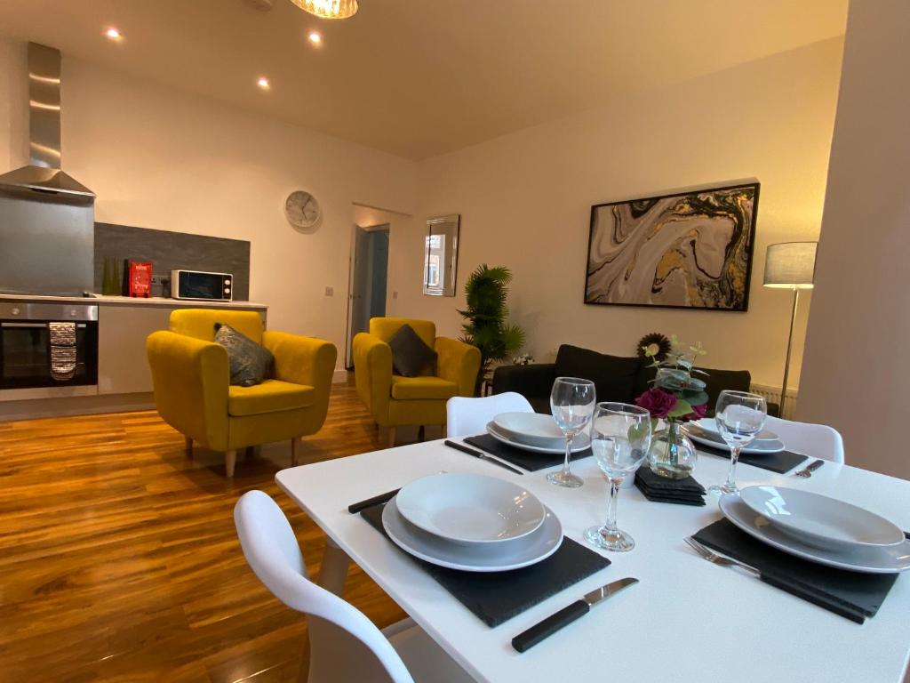 a living room with a white table and chairs at De Parys Flat 1 in Bedford in Bedford