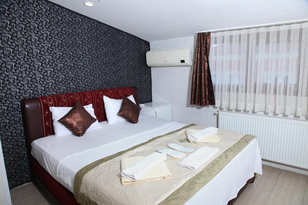 - une chambre avec un lit et 2 serviettes dans l'établissement GARDEN HILL HOTEL, à Istanbul