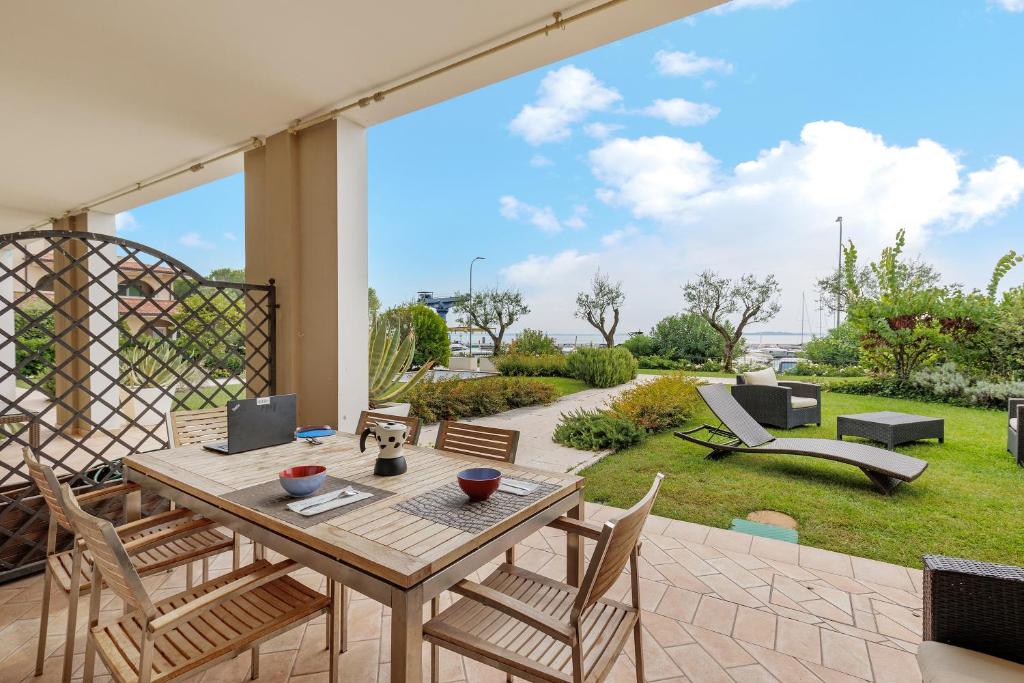 A seating area at Dani Apartment garda lake view