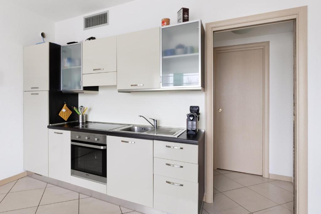 A kitchen or kitchenette at Dani Apartment garda lake view