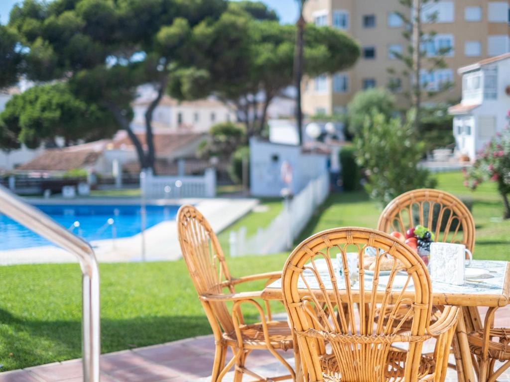 Bazén v ubytování GORGEOUS 31 LA GAVIOTA, ALCANTARA, WiFi, POOL nebo v jeho okolí