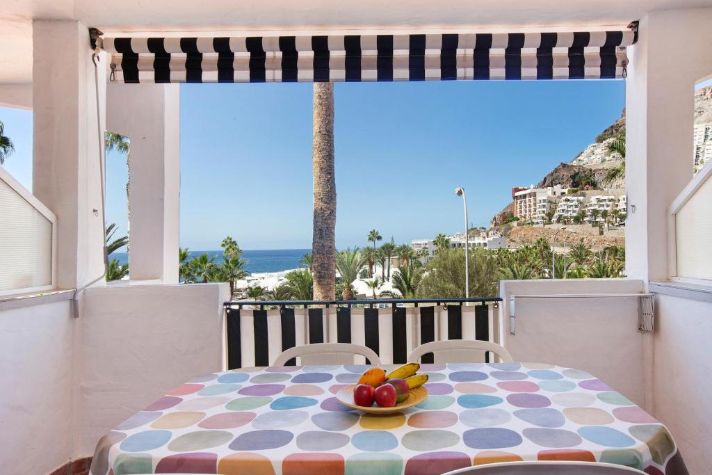 a table on a balcony with a view of the ocean at Casa Princesa in Playa del Cura