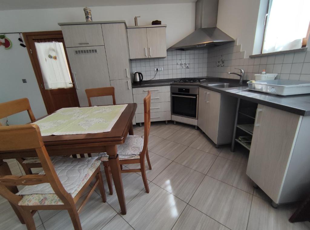 Kuchyň nebo kuchyňský kout v ubytování Apartments Leni