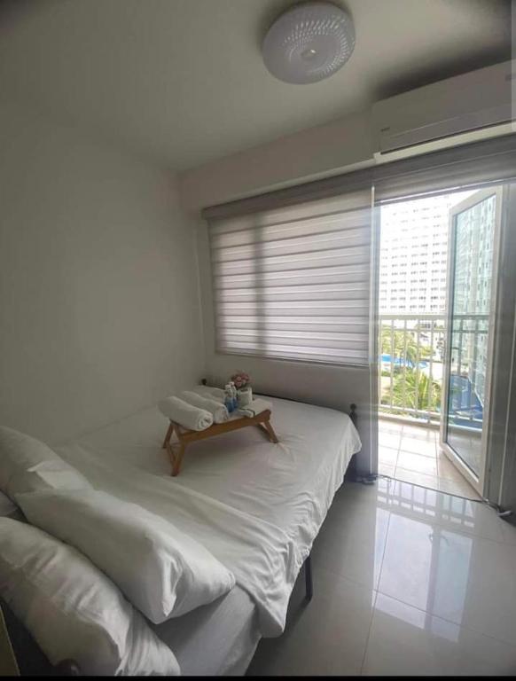 Postel nebo postele na pokoji v ubytování Yhanz Z Sea Residences