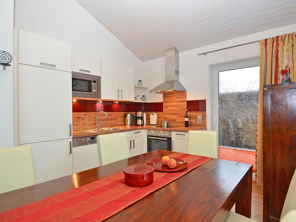 uma cozinha com uma mesa com uma taça de fruta em Ferienhaus Luv & Lee - Apt. 02 em Ostseebad Sellin