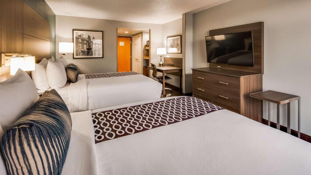Postel nebo postele na pokoji v ubytování Best Western Plus Champaign/Urbana Inn