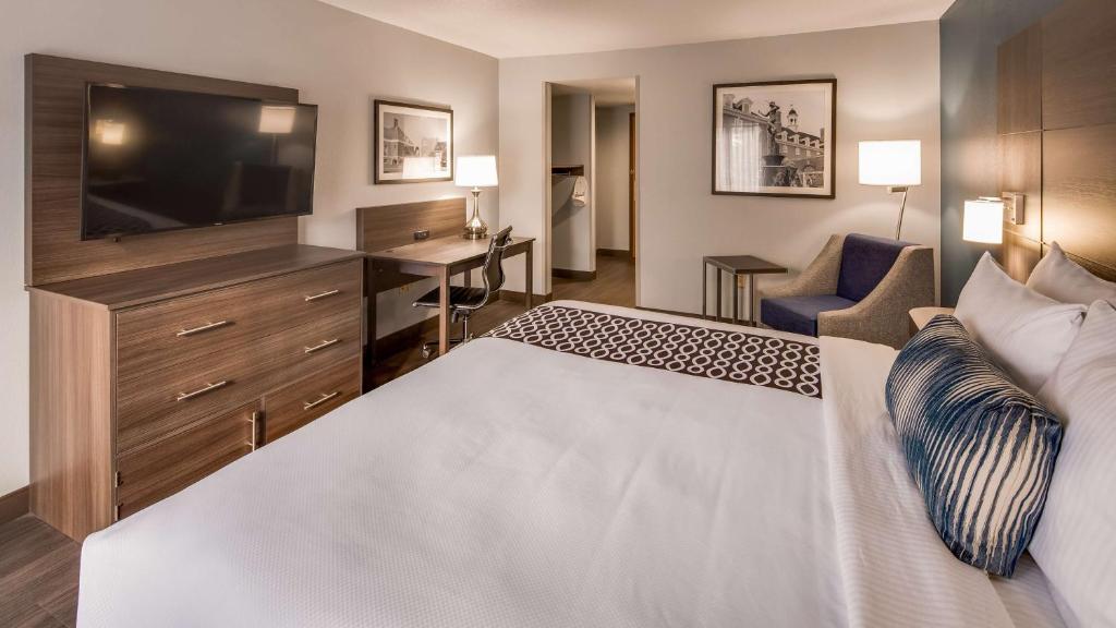 Postel nebo postele na pokoji v ubytování Best Western Plus Champaign/Urbana Inn