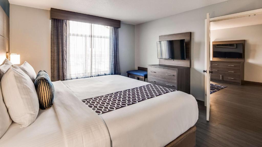 Postel nebo postele na pokoji v ubytování Best Western Plus Champaign/Urbana Inn