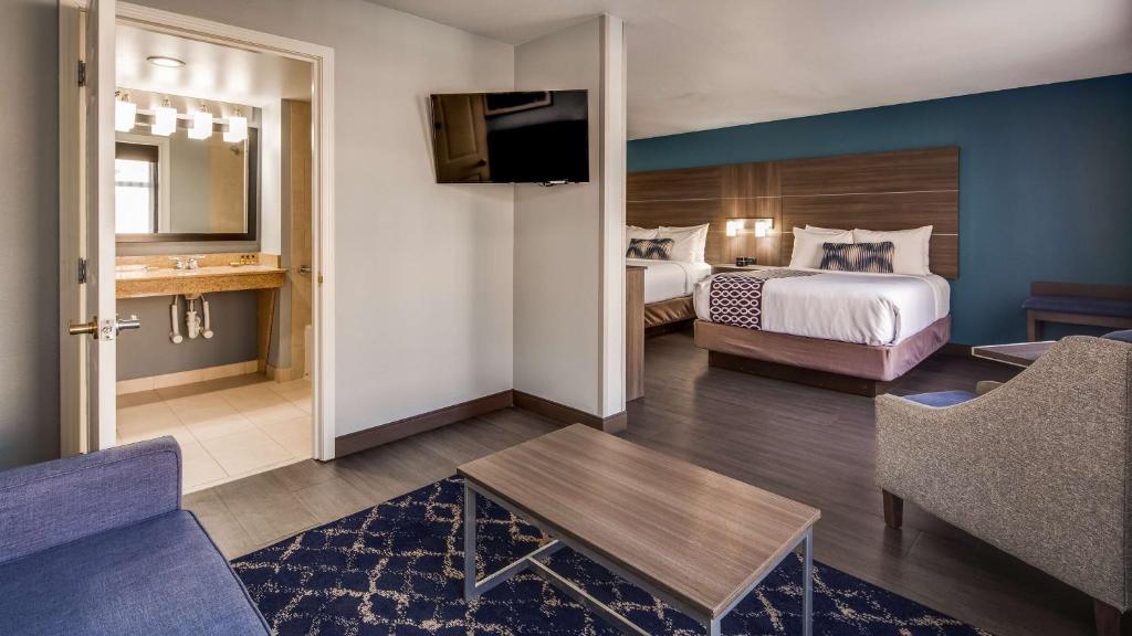 Postel nebo postele na pokoji v ubytování Best Western Plus Champaign/Urbana Inn