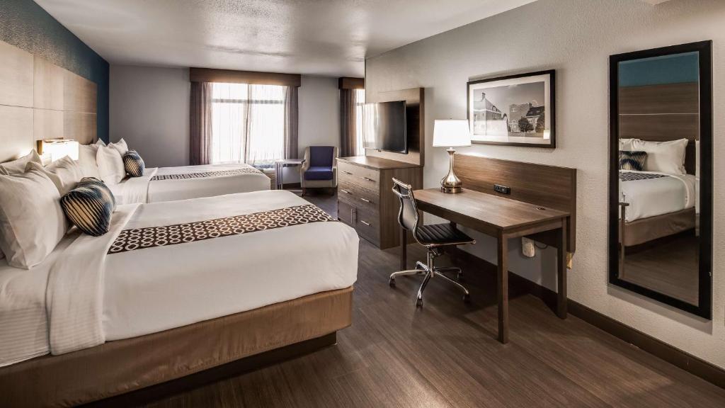 Postel nebo postele na pokoji v ubytování Best Western Plus Champaign/Urbana Inn