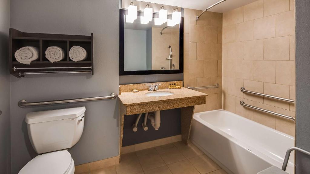Koupelna v ubytování Best Western Plus Champaign/Urbana Inn