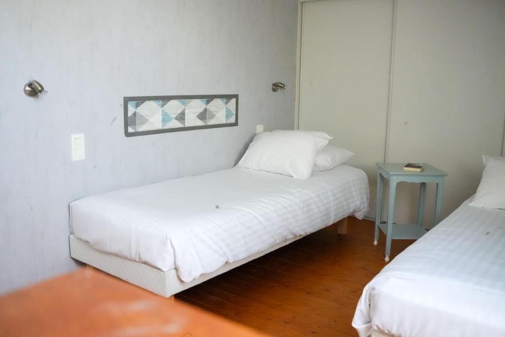A bed or beds in a room at H&ocirc;tel Picardia