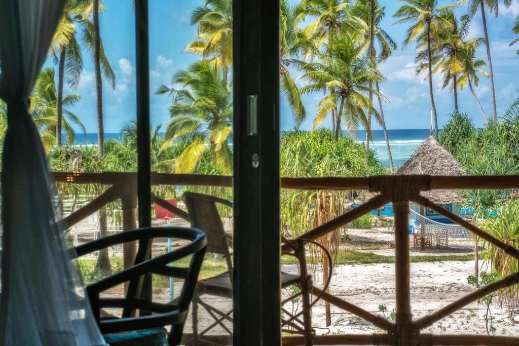 a room with a view of the beach at Zanzibar Queen Hotel in Matemwe