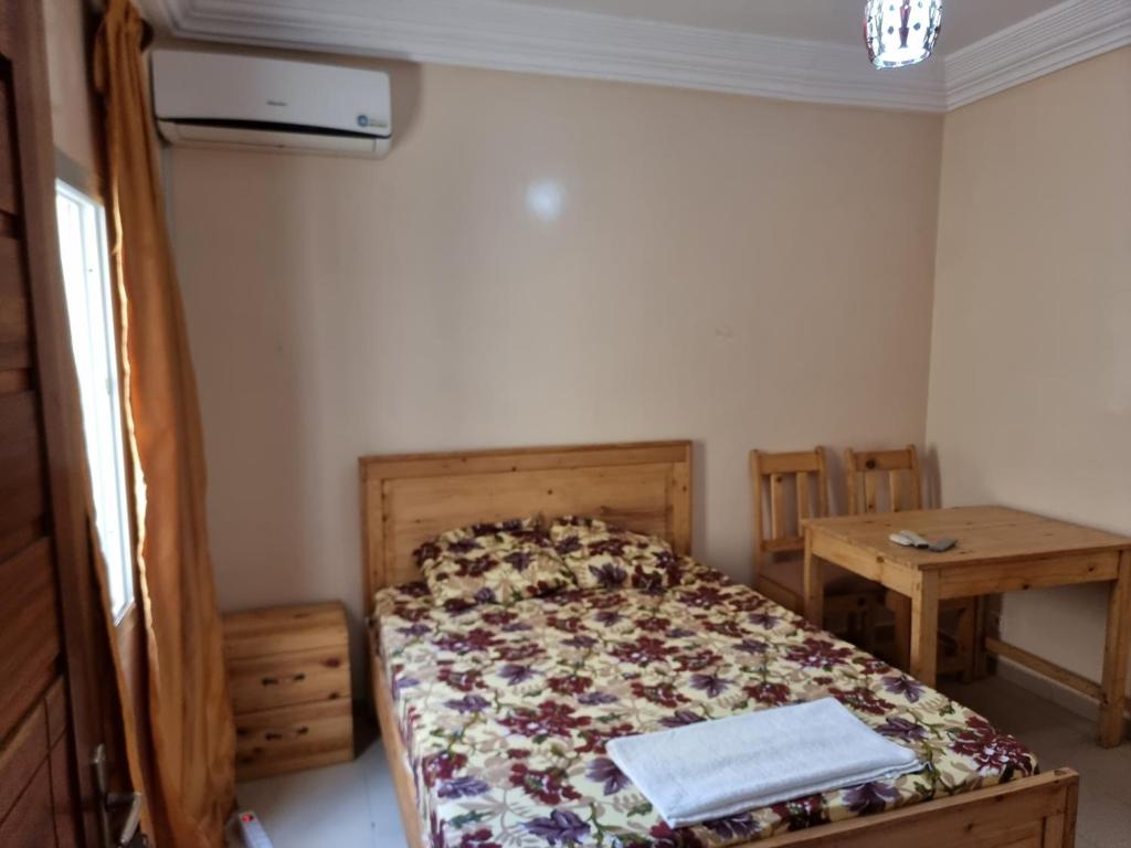 CHAMBRES PRIVEES CLIMATISEES-DOUCHES PERSONNELLES-NEFLIX-SALON - Standard King Room