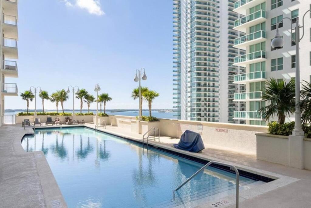una piscina con vistas al océano y a los edificios en Lovely condo with city & ocean views. Sleep up to 6 people!, en Miami
