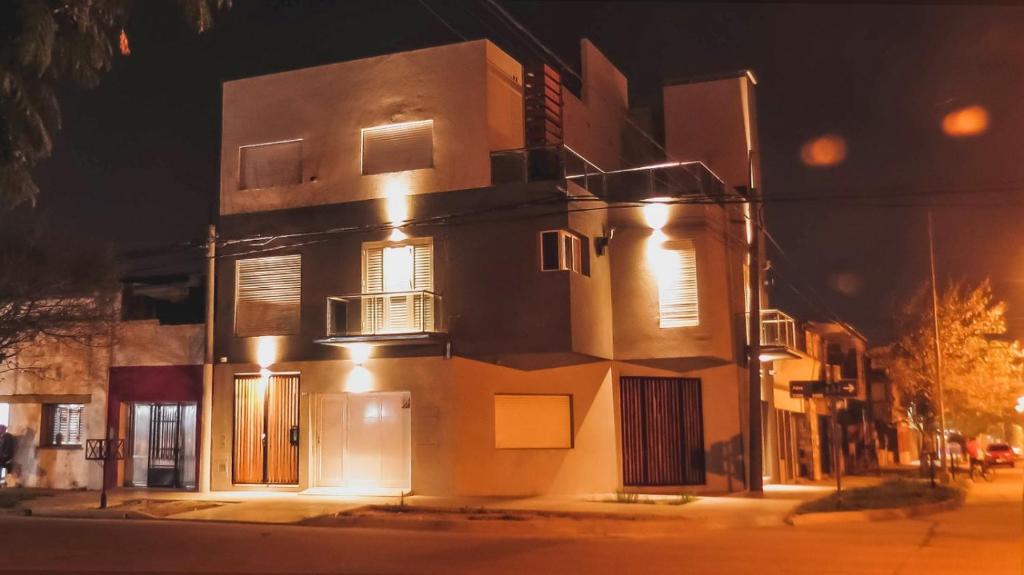 um edifício iluminado numa rua da cidade à noite em Departamento de un dormitorio - JUJUY em Santa Fé
