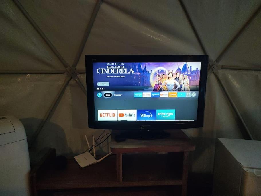 TV a/nebo společenská místnost v ubytování Jângala Glamping Natureza