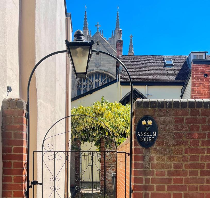 uma luz de rua no lado de um edifício em Cathedral View Apartment, Flat 4 em Bury Saint Edmunds