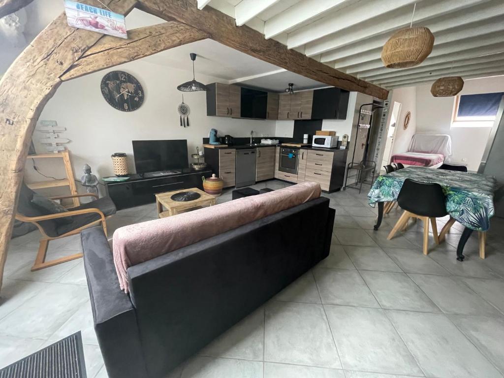 Kuchyňa alebo kuchynka v ubytovaní F3 Duplex "O Meublé de Pithiviers" 2 chambres 8 personnes
