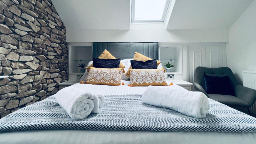 um quarto com uma cama grande e toalhas em ☆ The Cottage - Cosy 1 bedroom, central location ☆ em Harrogate
