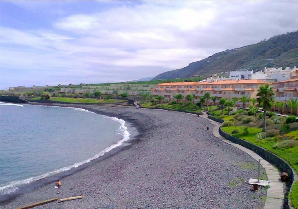 Blick auf einen Strand mit Häusern und das Wasser in der Unterkunft Precioso Apto Caleta Interian Beach By Paramount Holidays in Caleta de Interián