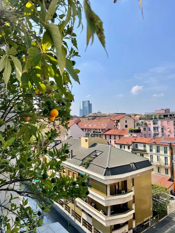 A general view of Milánó or a view of the city taken from a vendégházakat