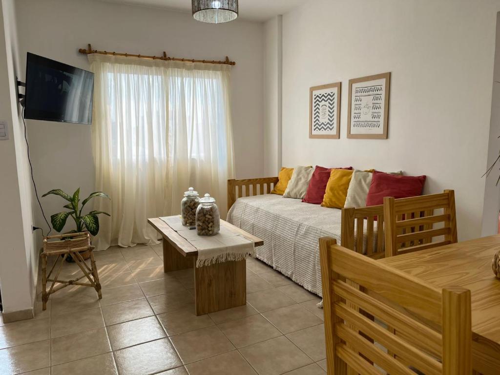 Sala de estar con cama y mesa en Departamento nuevo y comodo-PERU 1252 en Corrientes